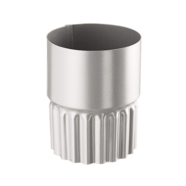 Regenpijpverbinder van staal, grijs aluminiumkleurig, met verticale ribbels aan het onderste deel