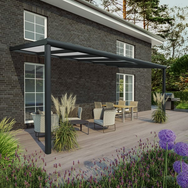 Terrasoverkapping Sunrooms in RAL 7016, 16 mm dak, gemonteerd aan huisgevel