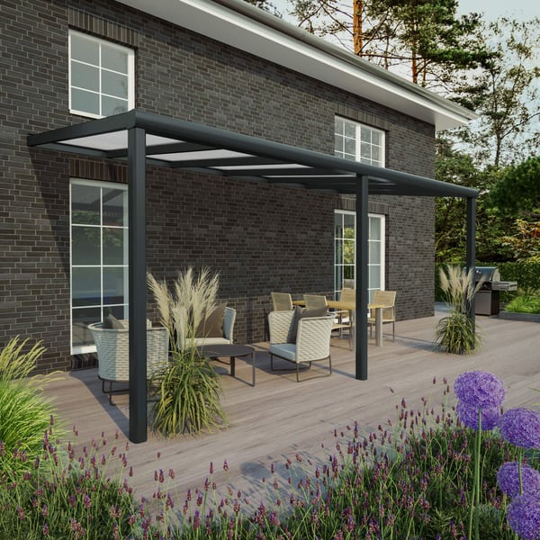 Terrasoverkapping RAL 7016 met 16 mm polycarbonaat dak aan een huis
