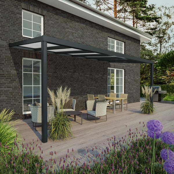Terrasoverkapping RAL 7016 met polycarbonaat dak 16 mm aan een huis met donkere bakstenen gevel