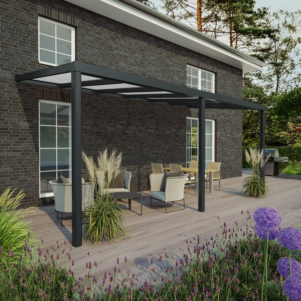 Terrasoverkapping in RAL 7016, 16 mm polycarbonaat dak, gemonteerd aan gevel