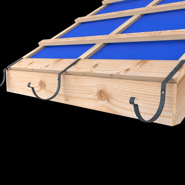 Twee antracietgrijze gootbeugels gemonteerd op een houten dakconstructie met blauw onderdak