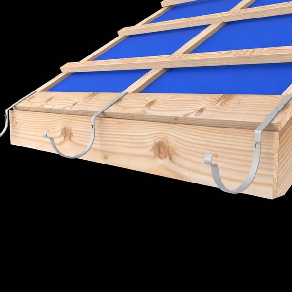 Drie zilver-metallic universele dakgootbeugels gemonteerd aan een houten dakrand met blauwe onderlaag