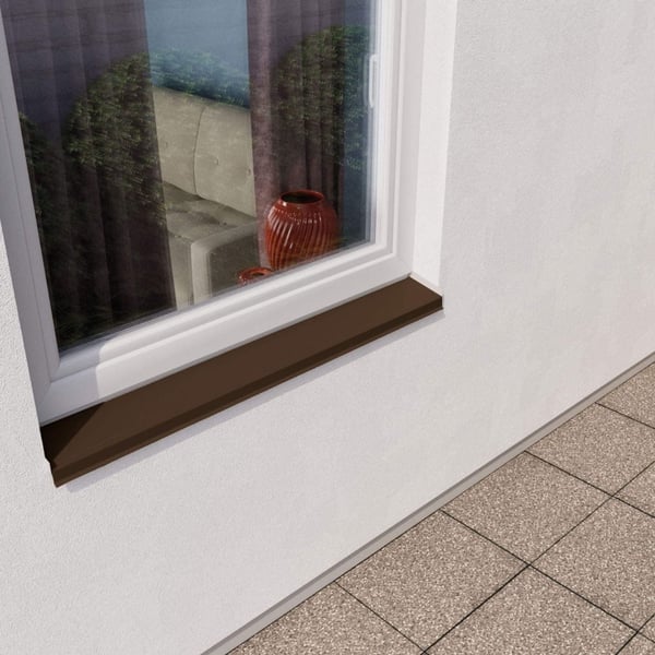 Sepiabruine dorpel van staal onder een wit kozijn aan een lichte huismuur