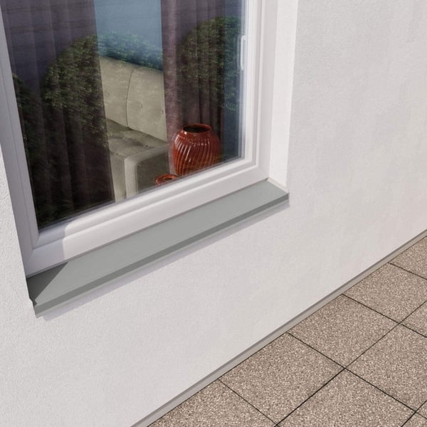 Vensterbank Zilver-Metallic onder een raam aan een witte huismuur
