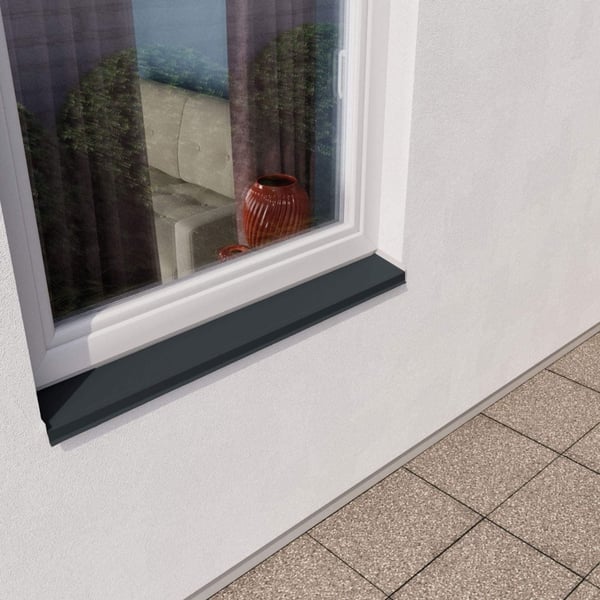 Antracietgrijze dorpel uit staal, RAL 7016, gemonteerd aan het raam van een huis