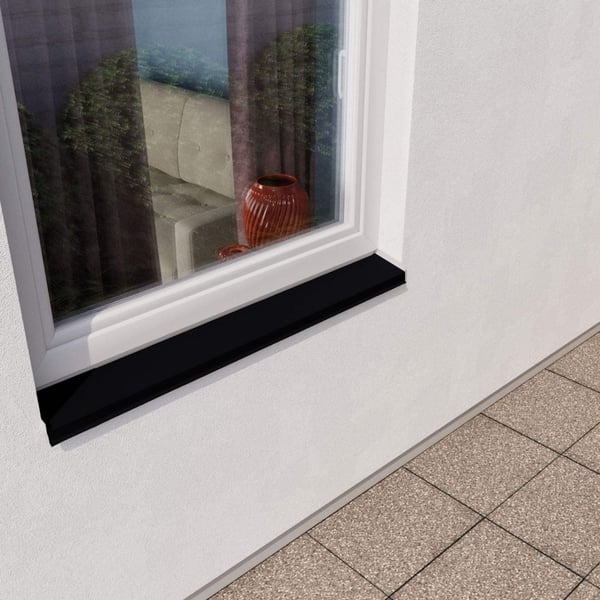Dorpel Gitzwart RAL 9005 staal 0,50 mm Shimoco, gemonteerd aan het raam van een witte huismuur