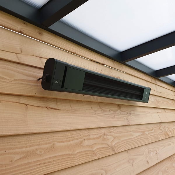 Verwarming aluminium zwart, gemonteerd aan houten wand, schuin van voren
