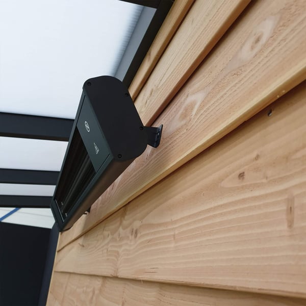 Verwarming aluminium zwart, gemonteerd aan houten wand, zijaanzicht met beugel