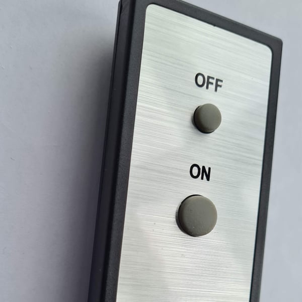 Detail van de afstandsbediening met 'ON' en 'OFF' knoppen