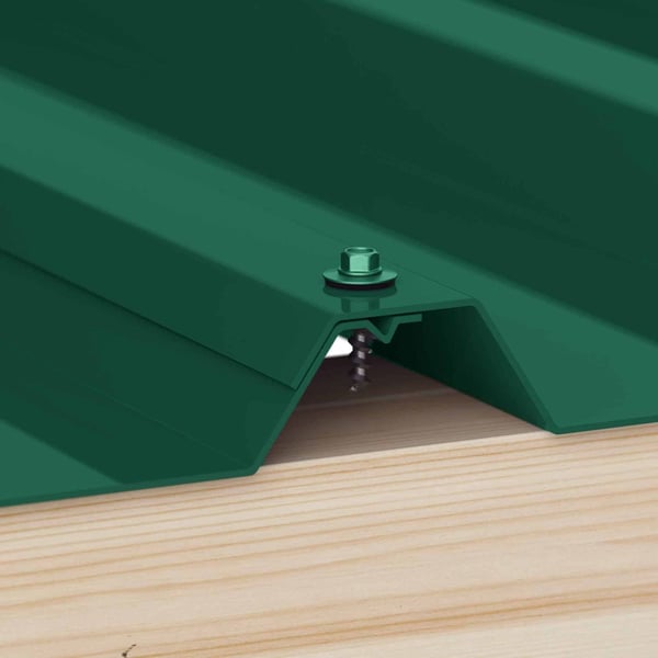 Verzinkte schroef mosgroen RAL 6005 bevestigt een zetwerk op houten onderconstructie