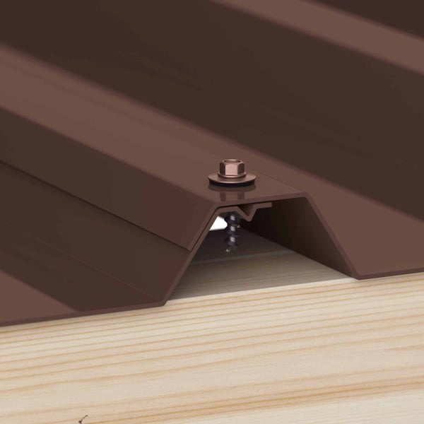 Verzinkte schroef RAL 8017 Chocoladebruin gemonteerd op een damwandplaat, detailweergave