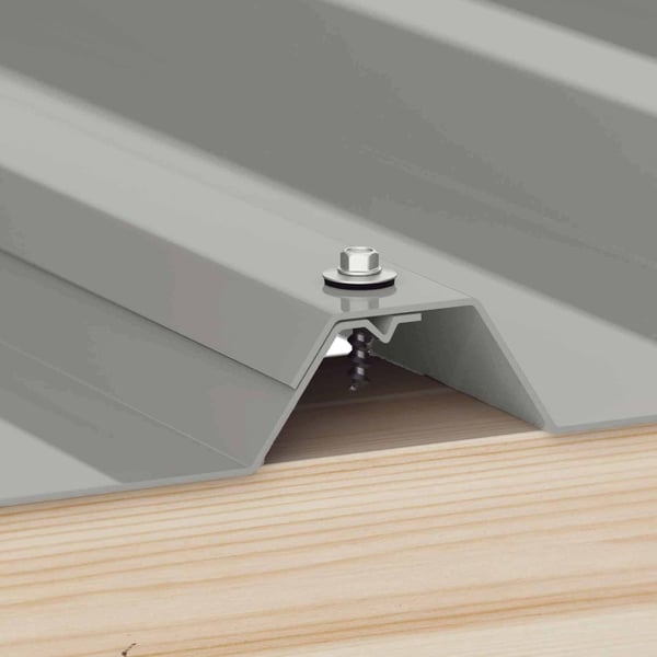 Verzinkte schroef aluminiumgrijs RAL 9007 voor bevestiging van een overlapping van damwandplaten op houten onderconstructie