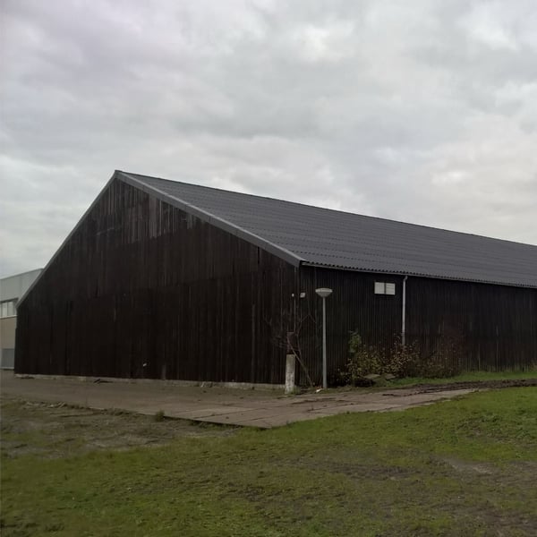 Grote schuur met zwart vezelcement golfplaten dak, 6,00 mm dik, met acrylaatcoating