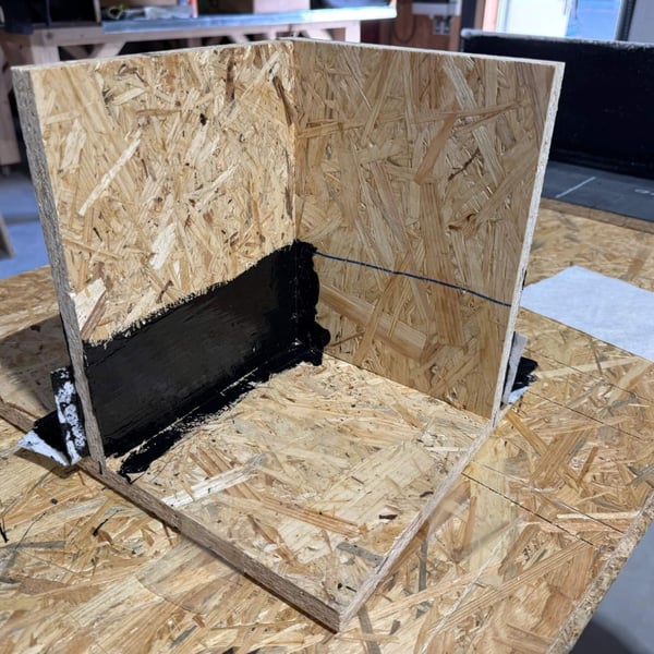 Toepassingsvoorbeeld: binnenhoek van OSB-platen met zwarte vloeibare kunststof primer