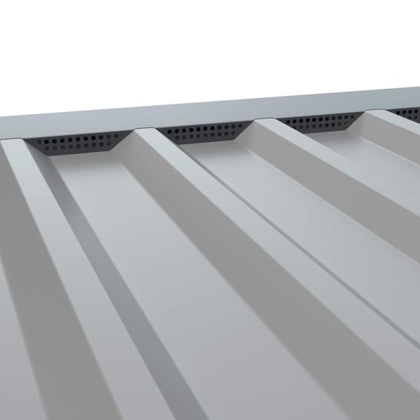 Geperforeerd tandprofiel, antracietgrijs RAL 7016, gemonteerd op damwandplaatprofiel, detail