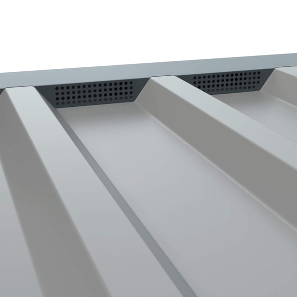 Geperforeerd tandprofiel, antracietgrijs RAL 7016, gemonteerd op damwandplaat, detail van de ventilatiegaten