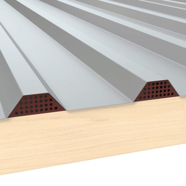 Geperforeerd tandprofiel, roodbruin, onder damwandplaat op houtconstructie, detail
