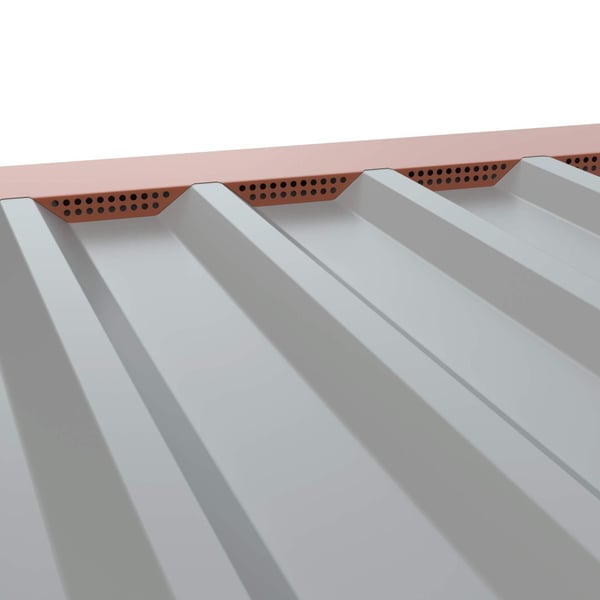 Geperforeerde tandplaat, koperbruin RAL 8004, gemonteerd op grijze damwandplaat, detail