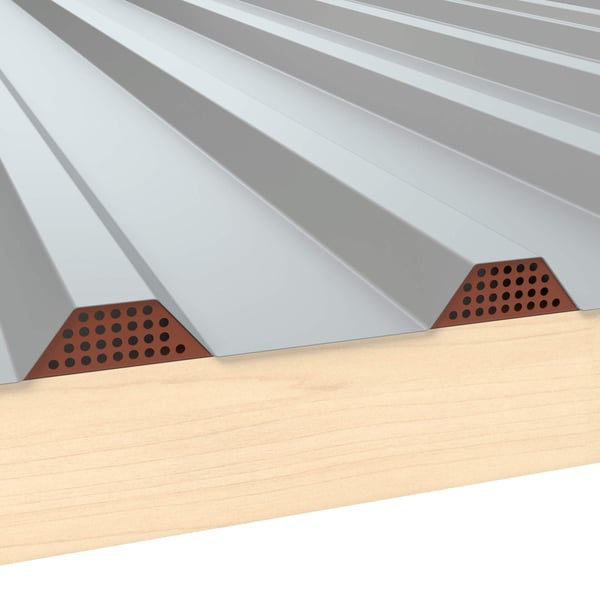 Geperforeerd tandprofiel, koperbruin, op houten constructie onder grijze damwandplaat, detail perforatie
