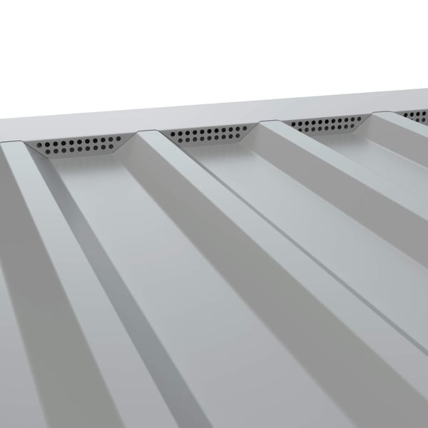 Geperforeerd tandprofiel, Zilver-Metallic, op damwandplaat gemonteerd, ventilatiegaten zichtbaar