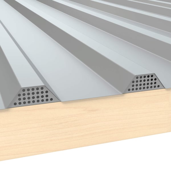 Geperforeerd tandprofiel Zilver-Metallic op houtconstructie, detail van de ventilatiegaten