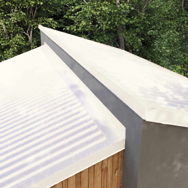 Zuiverwit gevelhoekprofiel op het dak van een modern houten huis, detailweergave