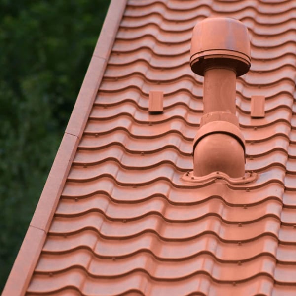 Terracotta dakpannen met een ventilatiepijp op een dak, bovenaanzicht