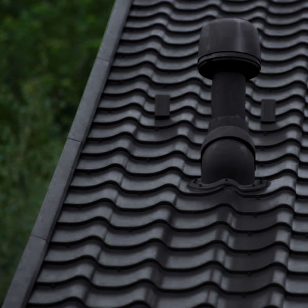 Windveer Gitzwart RAL 9005 op de daknok met ontluchtingspijp