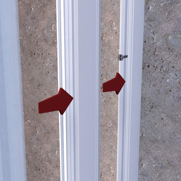 Zevener Sprosse wandlijst 16 mm PVC Wit, montage met schroef en rode pijlen op betonmuur