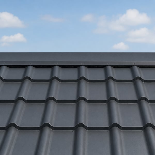Gemonteerd nokprofiel met ventilatieband op een dakpanplatendak