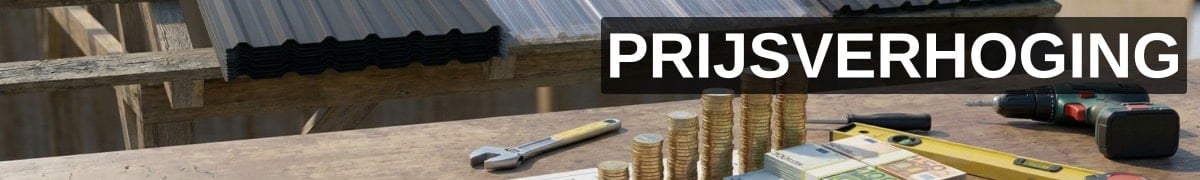 Dakplaten op een bouwplaats met opgestapelde munten als symbool voor stijgende prijzen – Laatste kans: profiteer nu nog van de oude prijzen.