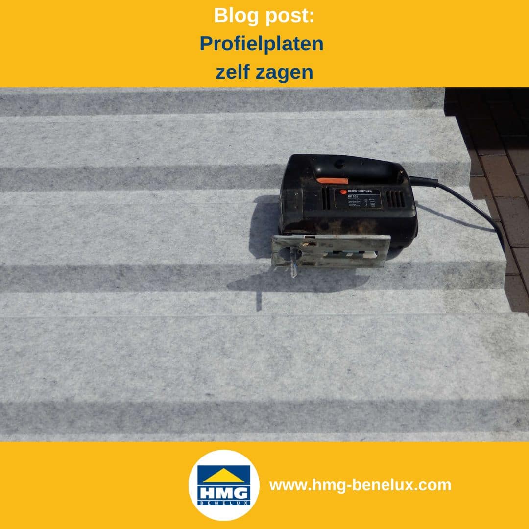 Titelafbeelding van een blogbericht met als onderwerp ‘Profielplaten op maat snijden’ – er wordt een decoupeerzaag op een trapeziumplaat getoond, samen met het logo en het webadres van hmg-benelux.com