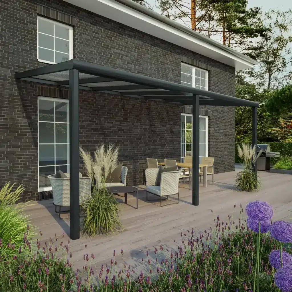 Stijlvolle terrasoverkapping op een woongebouw met zithoek en barbecuehoek.