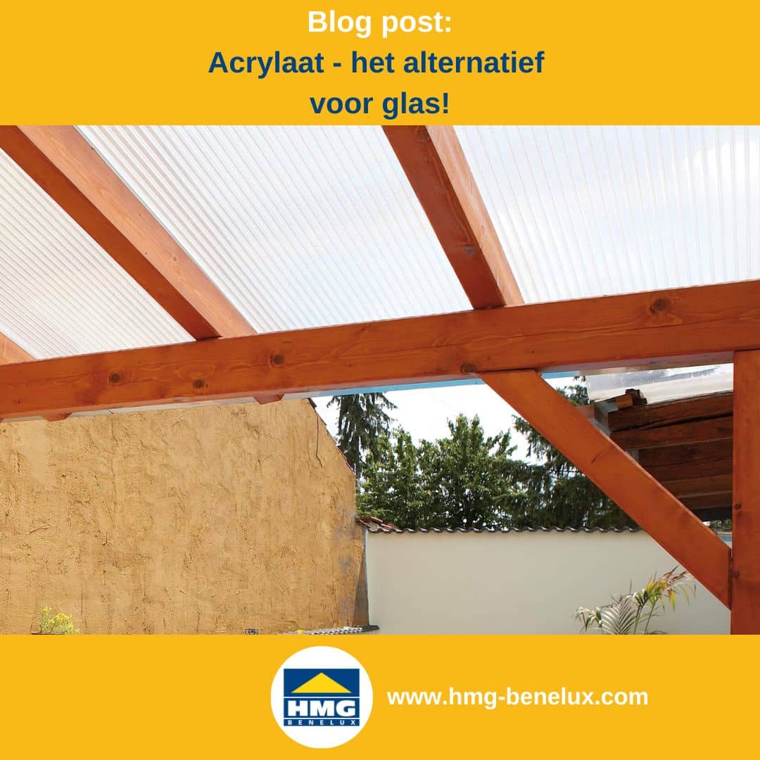 Titelafbeelding van een blogbericht met als onderwerp ‘Acrylglas vs glas’ – te zien is een opaal polycarbonaat dakconstructie, met daarnaast het logo en het webadres van HMG Benelux shop.com.