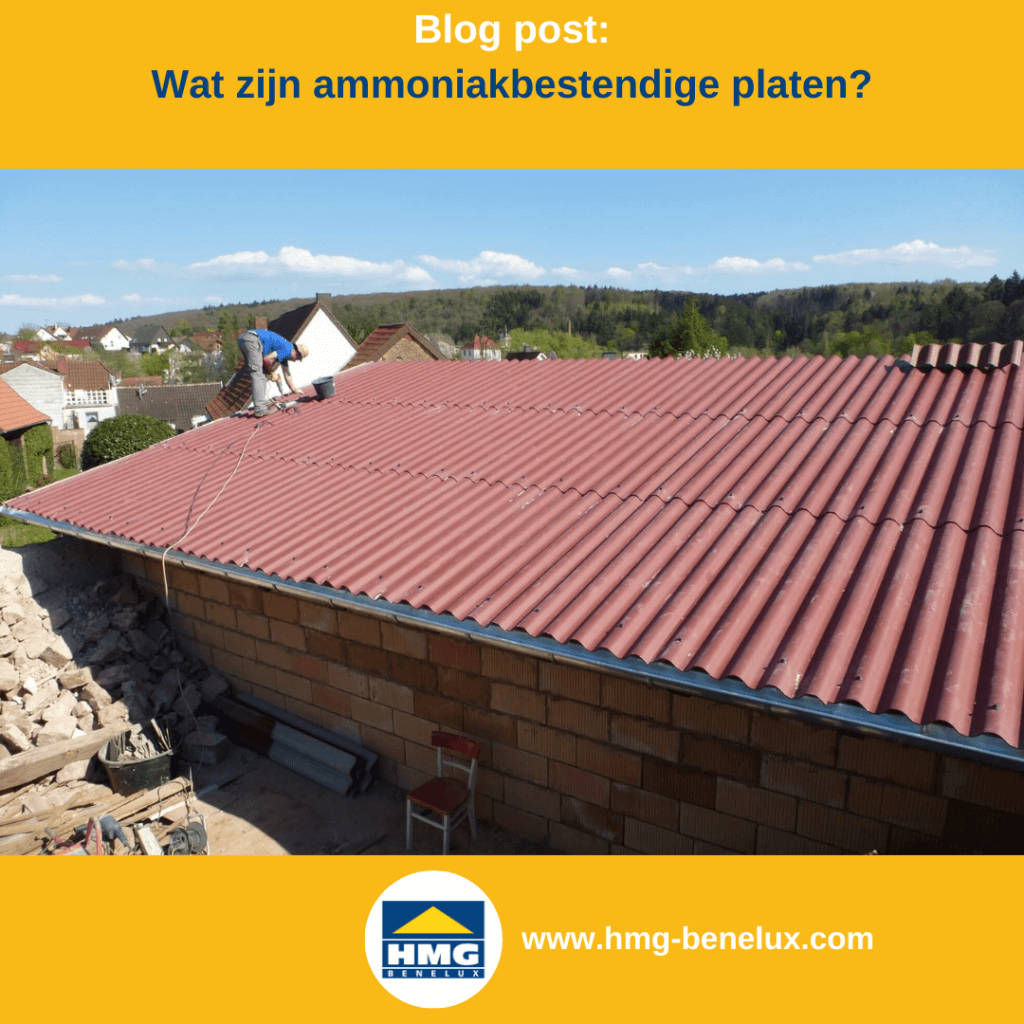 Arbeiders op het dak met rode vezelcementplaten, duurzaam en aantrekkelijk dakbedekkingsmateriaal.