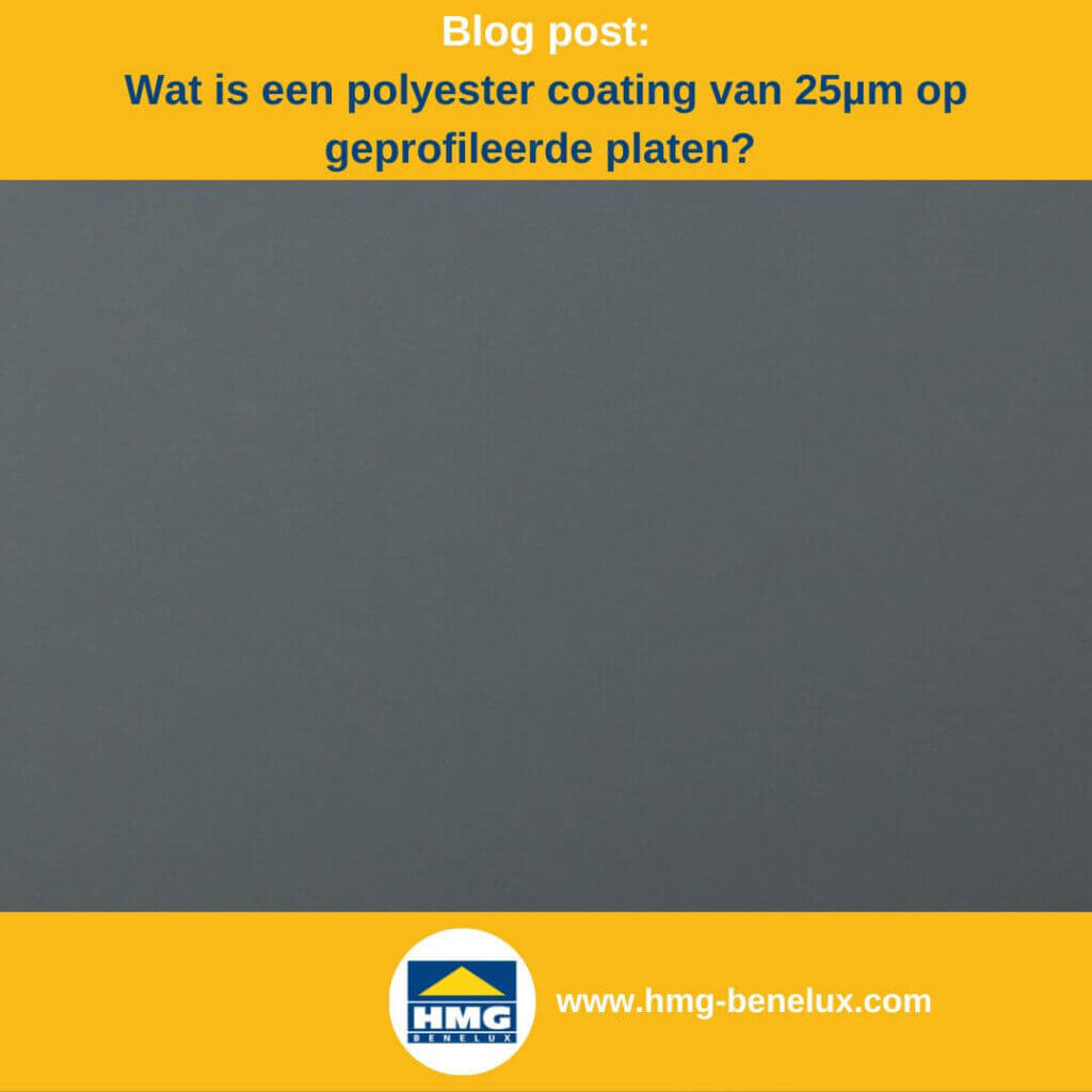 Detailweergave van een 25 µm dikke polyester coating op een geprofileerde plaat, donkerblauw glinsterend