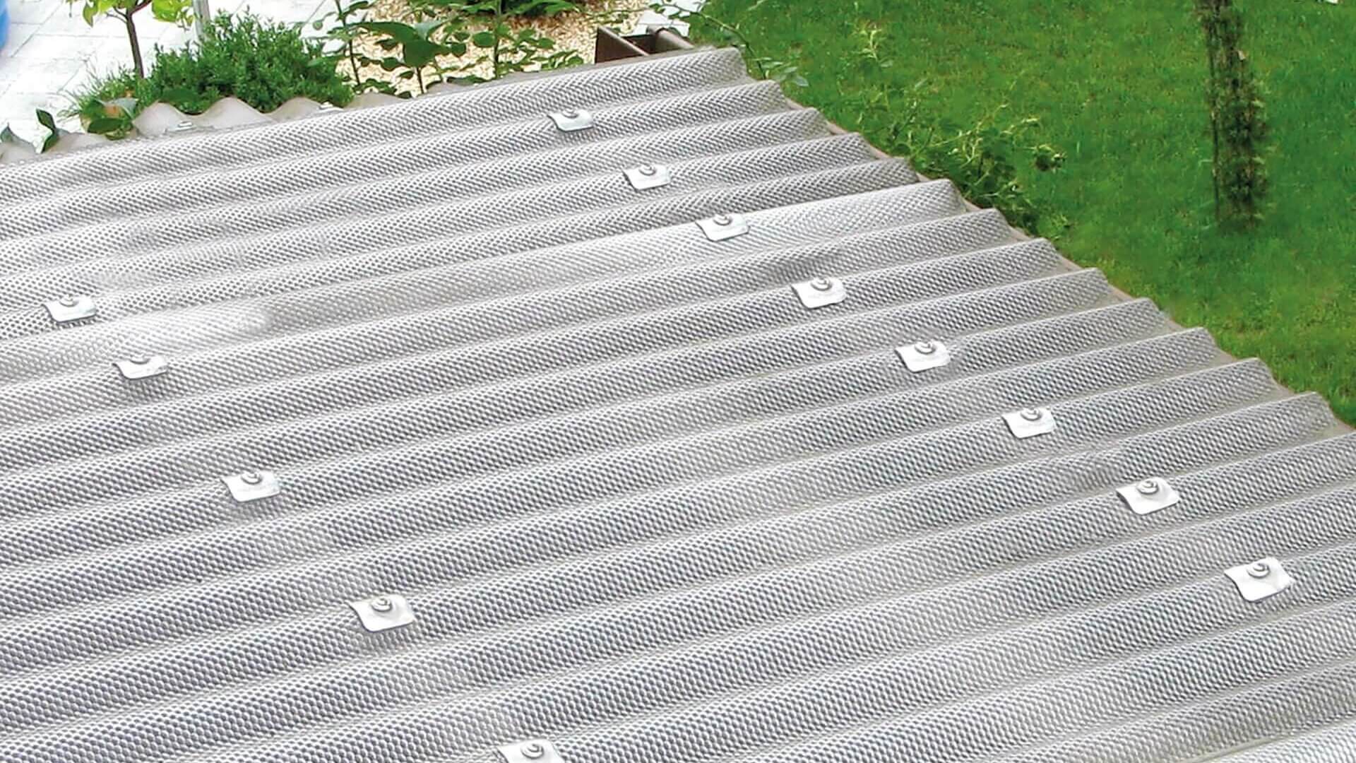 De foto toont een overdekt gebied met golfplaten die worden gebruikt voor een terrasoverkapping of een soortgelijk doel.