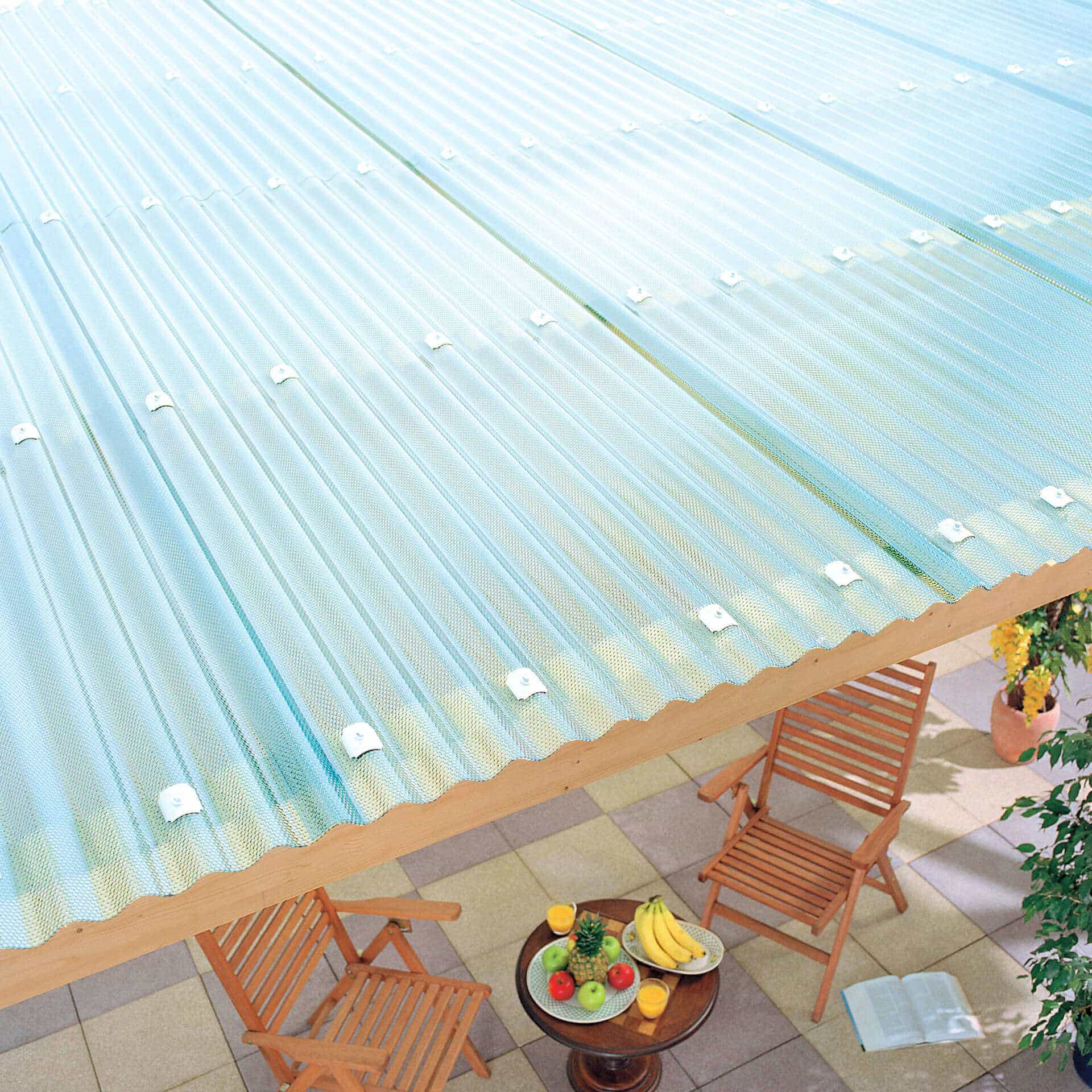 Deze foto toont een terrasoverkapping met lichtdoorlatende golfplaten. Ze bieden bescherming tegen het weer terwijl ze daglicht binnenlaten. Ideaal voor tuinen, balkons of carports.