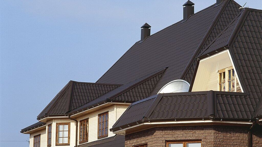 Modern huis met zwarte dakpanplaten - duurzaam, weerbestendig en visueel aantrekkelijk in een klassiek tegelontwerp.