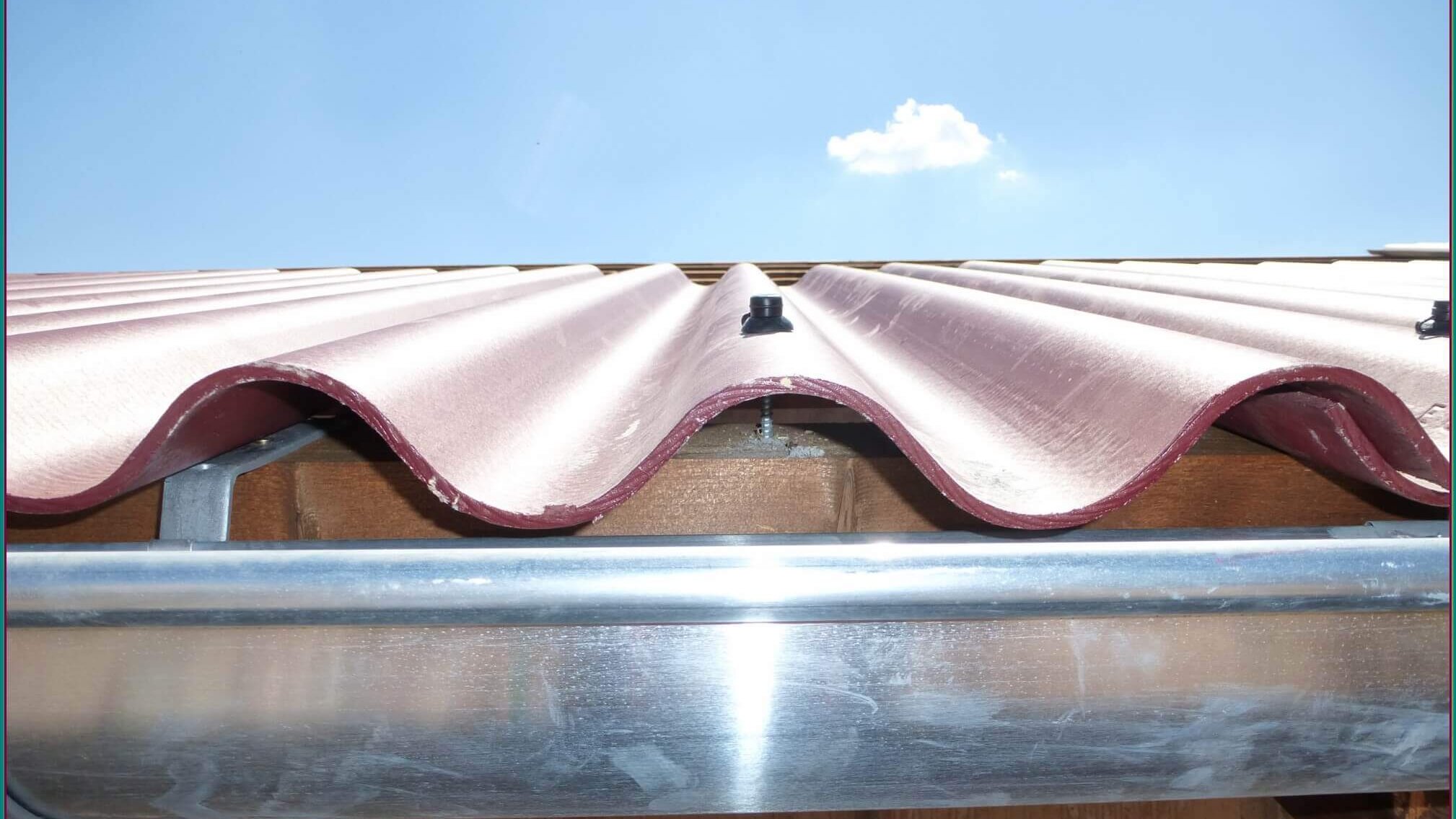 De afbeelding toont de correcte montage van vezelcement golfplaten met de juiste bevestigingsschroeven.