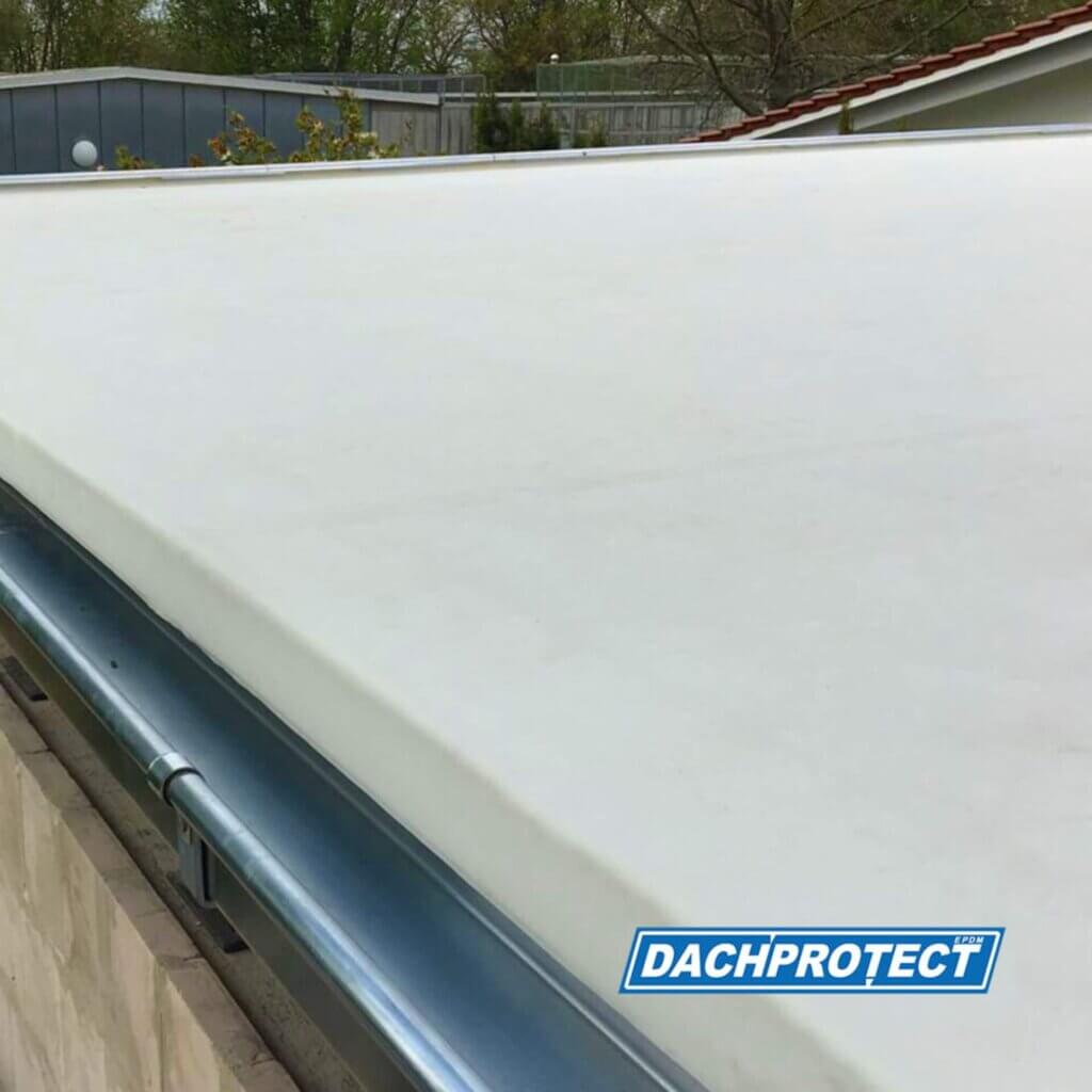 Een plat dak bedekt met witte EPDM dakfolie.