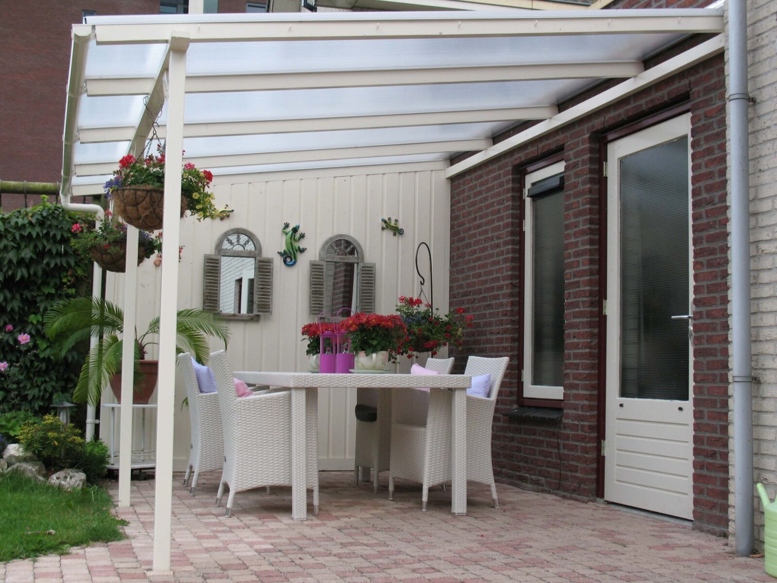 Terrasoverkapping op witte onderconstructie