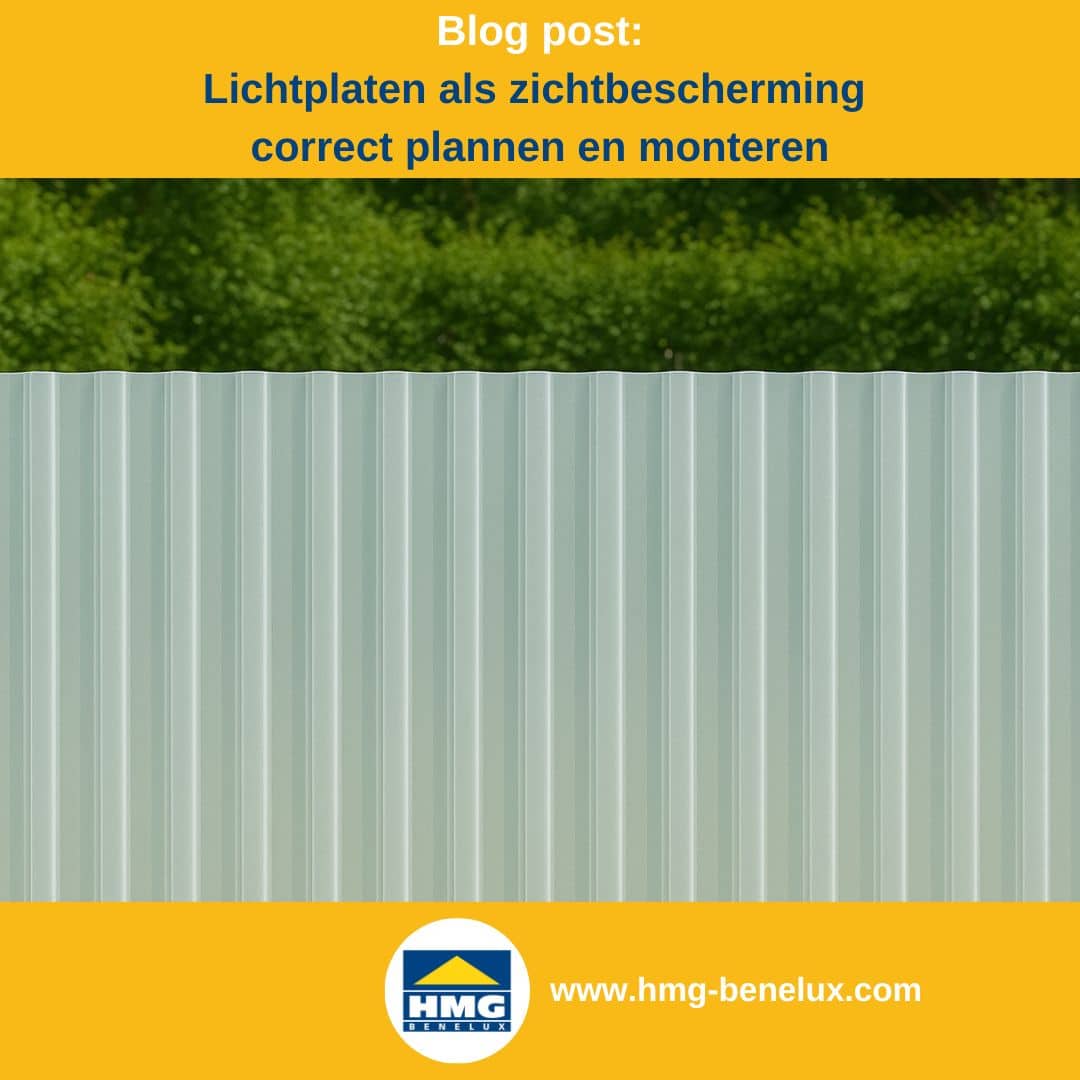 Titelafbeelding van een blogbericht met als onderwerp ‘lichtplaten als zichtbescherming’ – afgebeeld is een damwandplaat in opaalwit als zichtbescherming, met daarnaast het logo en het webadres van HMG Benelux shop.