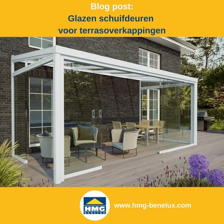 Titelafbeelding van een blogbericht met als onderwerp ‘Glazen schuifdeuren voor terrasoverkappingen’ – te zien is een wit terras met schuifdeuren, met daarnaast het logo en het webadres van hmg-benelux-shop.com.