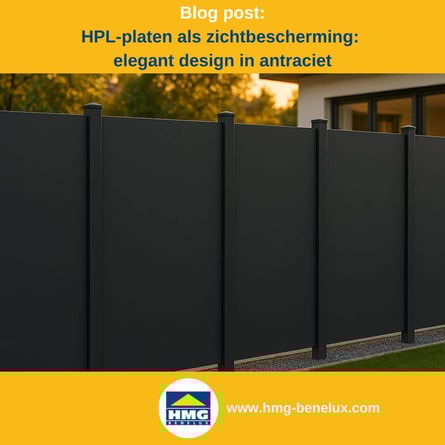 Titelafbeelding van een blogbericht met als onderwerp ‘HPL-platen als zichtbescherming’ – te zien is een zichtbeschermingshek van HPL-platen in antraciet, met daarnaast het logo en het webadres van HMG Benelux shop.