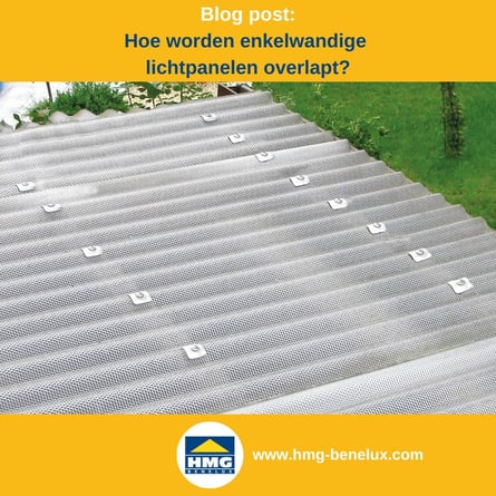 Titelafbeelding van een blogbericht met als onderwerp ‘Overlapping van lichtplaten’ – te zien is een terrasoverkapping van golfplaten, met daarnaast het logo en het webadres van HMG Benelux shop.