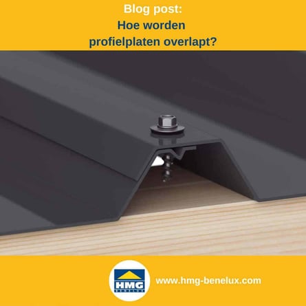 Close-up van een donkere geprofileerde plaat, stevig bevestigd met schroef en afdichting aan een houten onderconstructie.