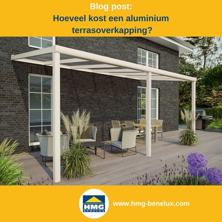 Titelafbeelding van een blogbericht met als onderwerp ‘Kosten van een terrasoverkapping van aluminium’ – te zien is een lichte terrasoverkapping, met daarnaast het logo en het webadres van HMG Benelux shop.