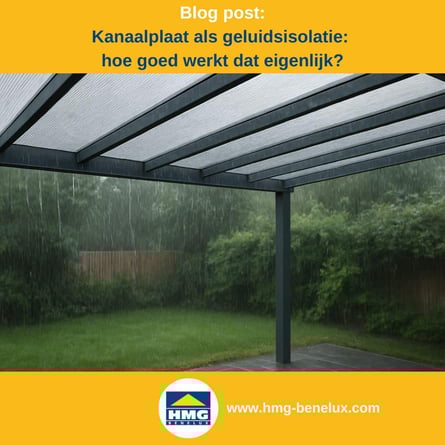 Titelafbeelding van een blogbericht met als onderwerp ‘kanaalplaat als geluidsbescherming’ – te zien is een terrasoverkapping met doorzichtige kanaalplaten tijdens een regenbui, met daarnaast het logo en het webadres van HMG Benelux shop.